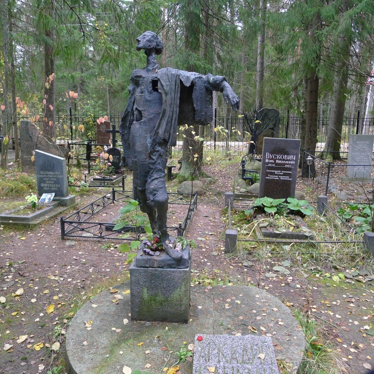Комаровское кладбище