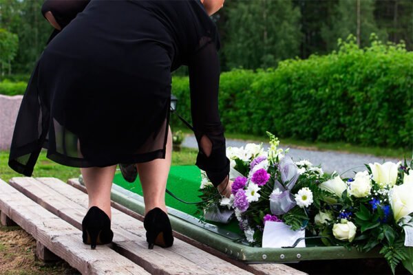 Как вести себя на кладбище в поминальные дни: основные правила
