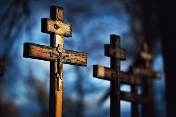 Крест на могилу: виды, особенности, как выбрать